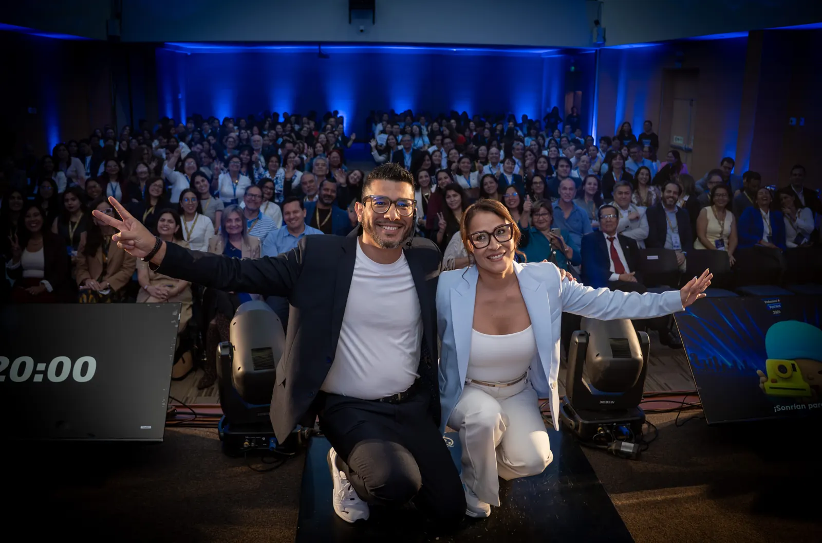 Juanjo Dongo y Lelia Orbegoso, creadores del evento, con el auditorio lleno
