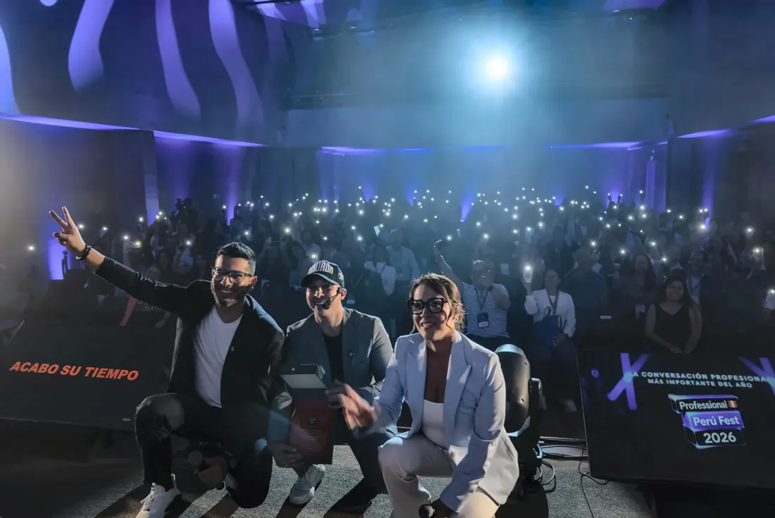Con todo el público encendiendo sus linternas