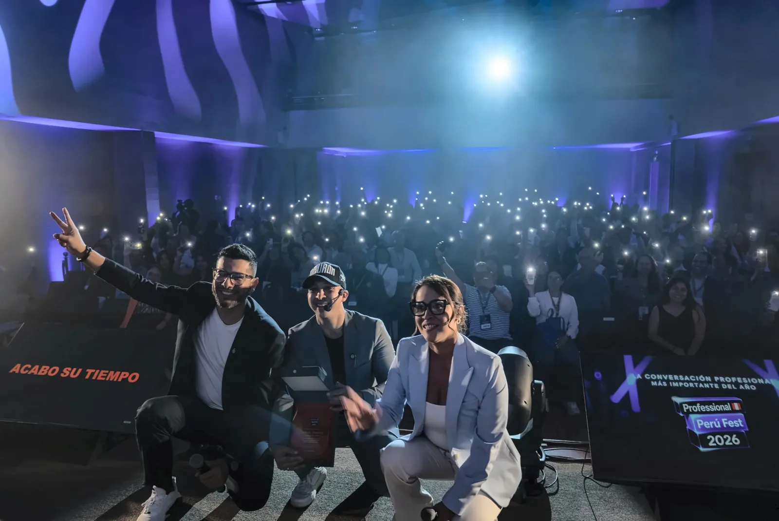 Juanjo Dongo, Lelia Orbegoso y Daniel Iriarte con el público encendiendo sus linternas