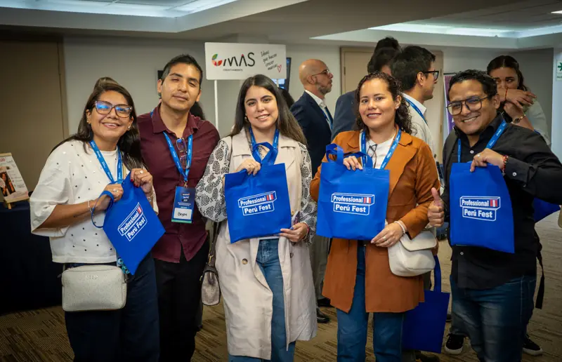 Asistentes con el kit del Professional Perú Fest